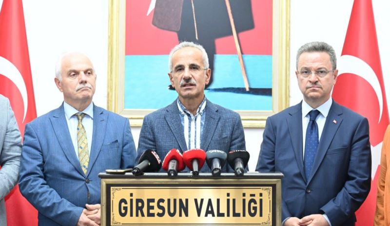 GİRESUN’DA SEL SONRASI SON DURUM… ULAŞTIRMA VE ALTYAPI BAKANI ABDULKADİR URALOĞLU: TÜM YOLLARIMIZ ULAŞIMA AÇILMIŞTIR