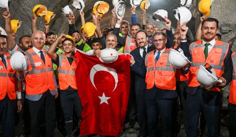 SÜRÜCÜLERİN KORKULU RÜYASI “32 VİRAJLAR-GÜZELDERE GEÇİTİ” TARİHE KARIŞACAK ULAŞTIRMA VE ALTYAPI BAKANI ABDULKADİR URALOĞLU, HAKKARİYİ VAN