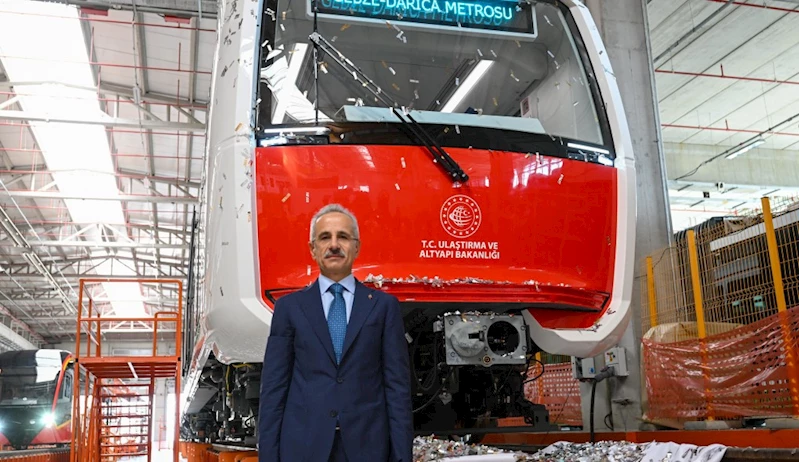 MİLLİ VE YERLİ SÜRÜCÜSÜZ İLK METRO ARACI RAYLARDA…