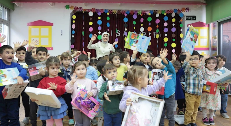 Bakanımız Mahinur Özdemir Göktaş minik öğrencilerin ilk karne heyecanlarına ortak oldu